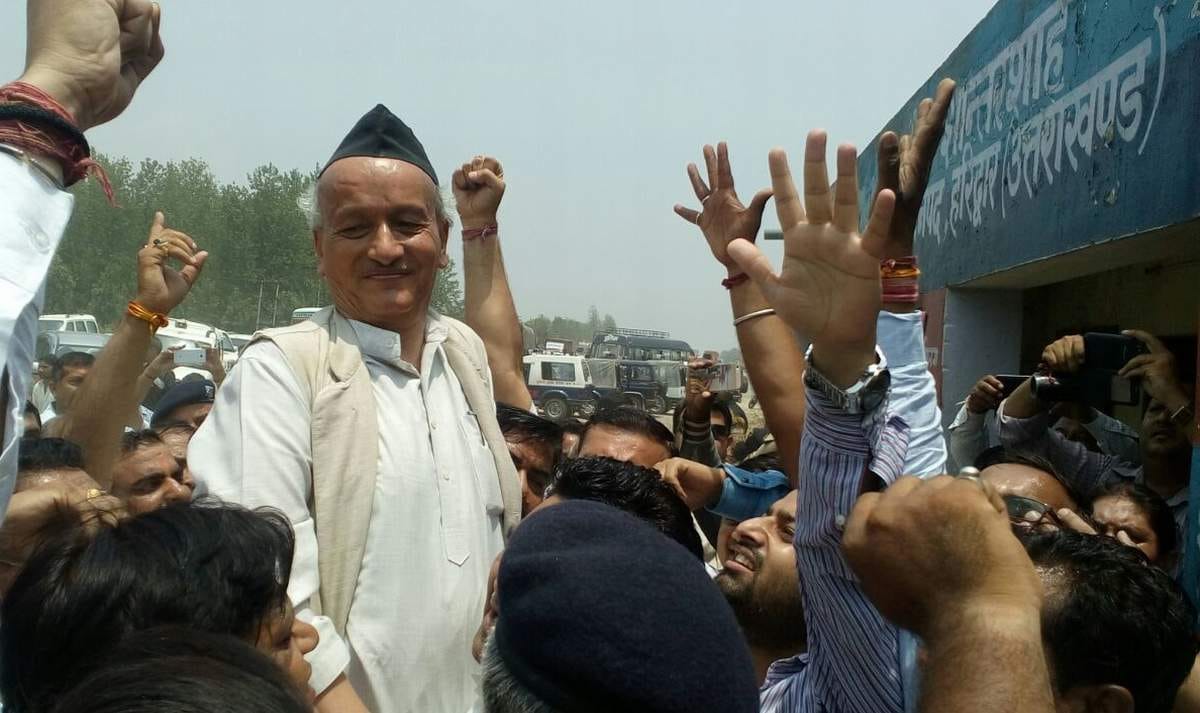  munh par kaalee pattee baandhakar pradarshan 