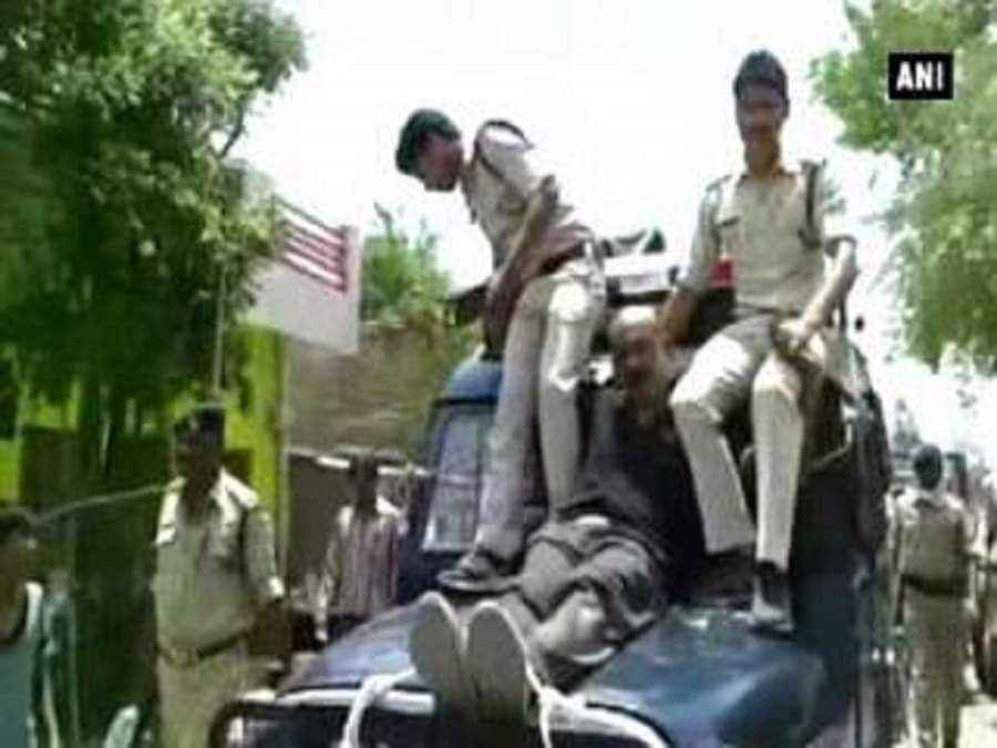 उज्जैन पुलिस की दादागिरी, युवक को सरेआम गाड़ी से बांधकर की बदसलूकी