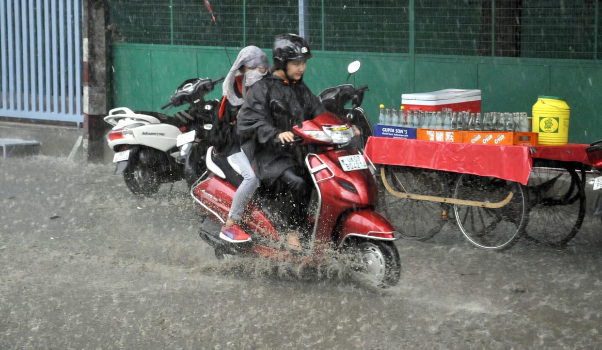 heavy rain in dehradun, water in all over city.