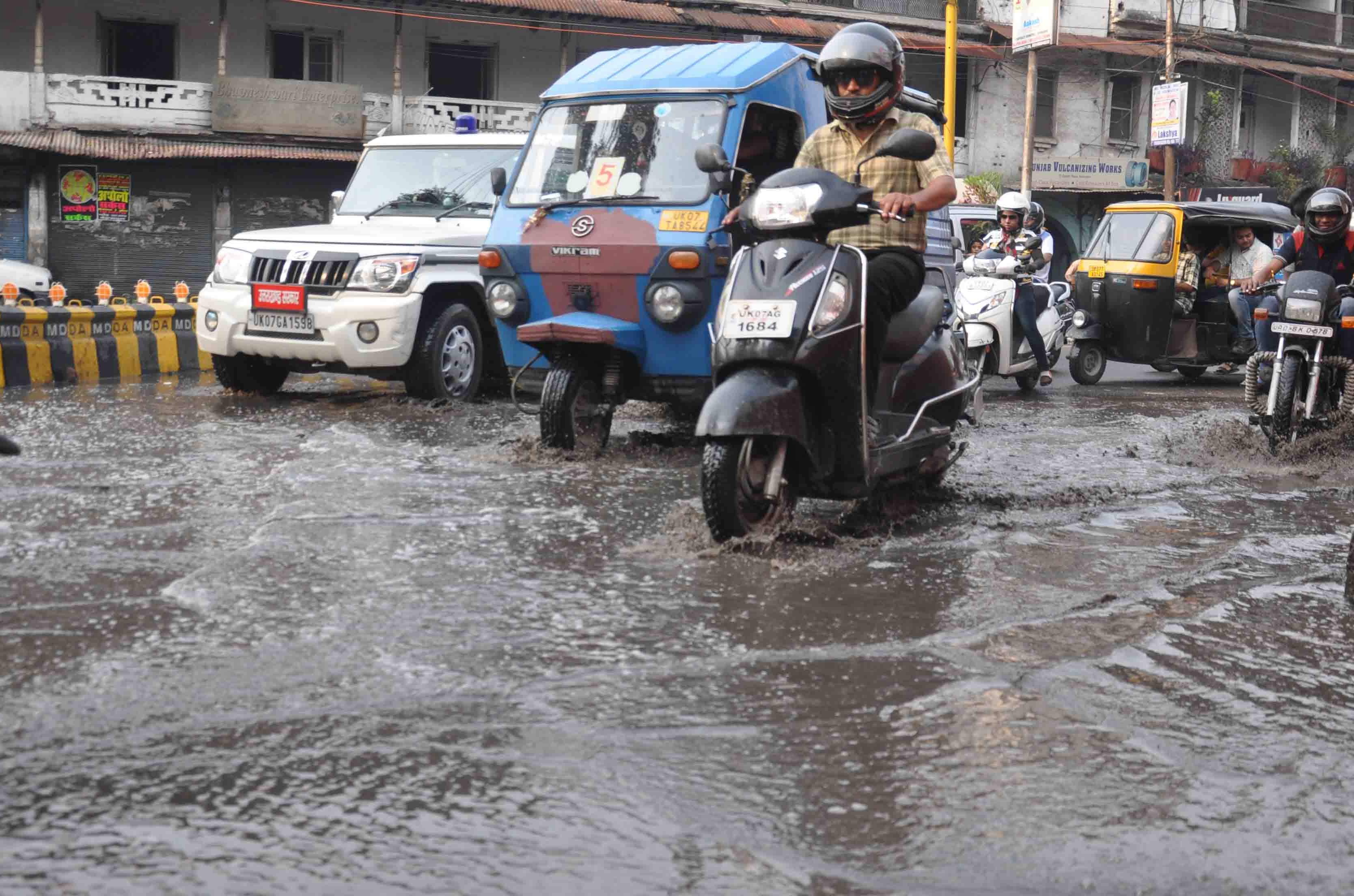 heavy rain in dehradun, water in all over city.