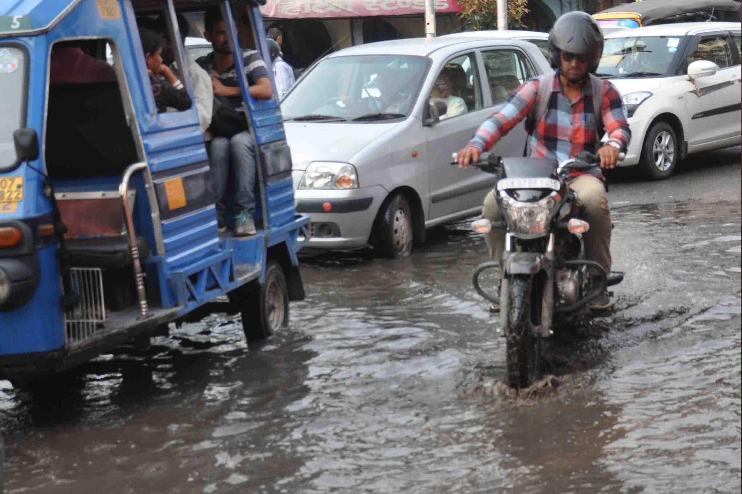 heavy rain in dehradun, water in all over city.