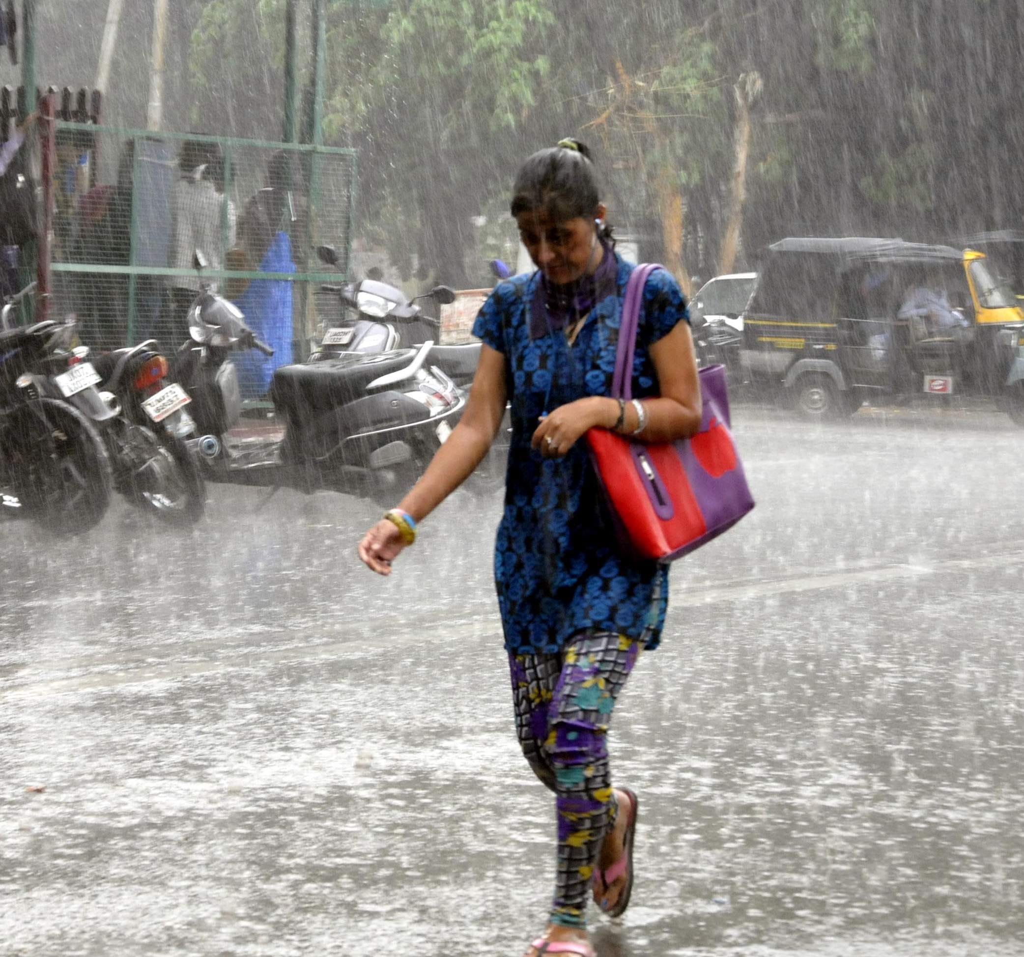 heavy rain in dehradun, water in all over city.