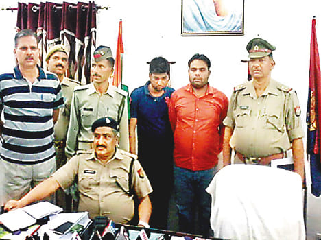 Blue light car smuggling of alcohol, two cede its