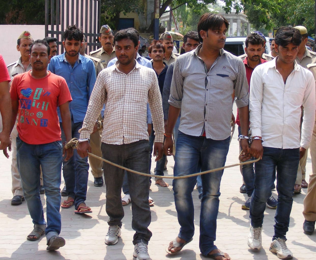 Ten arrested for smuggling gang antaraprantiya