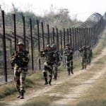 सीमा पर गश्त करते सेना के जवान