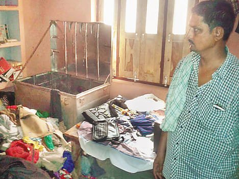 Theft in two houses six tenants 