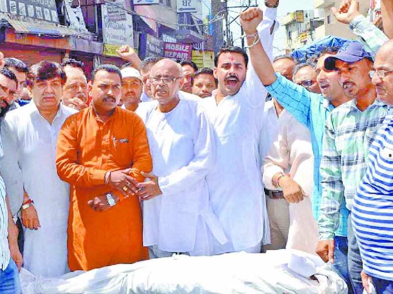 protest on road, businesman suicide case, traffic jam, jalandhar