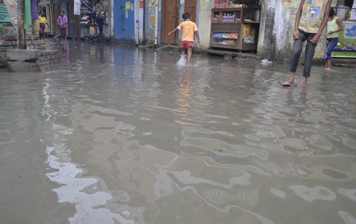  Half an hour's rain spoiled the appearance of the city