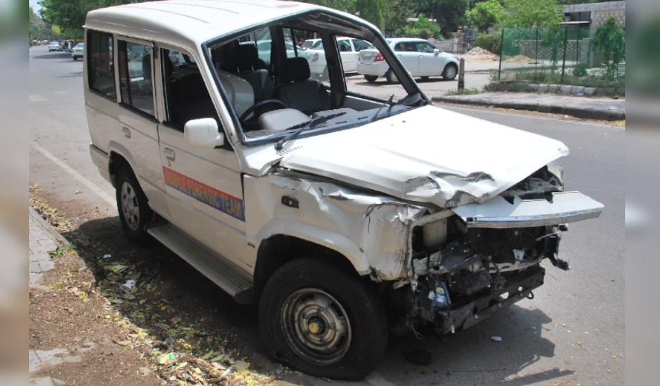 collision of theft car with forensic team vehicle, 3 police staff and 2 theif injured