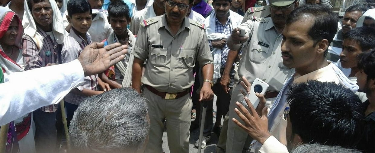 darjan bhar sthaanon par raasta kiya avaruddh