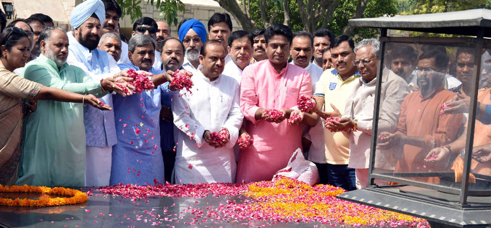 CM Kejriwal BJP unique campaign for wisdom, prayer reached Rajghat