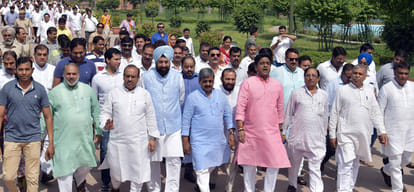 CM Kejriwal BJP unique campaign for wisdom, prayer reached Rajghat