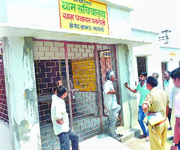 Villegers attack on Police team in Raebareli.