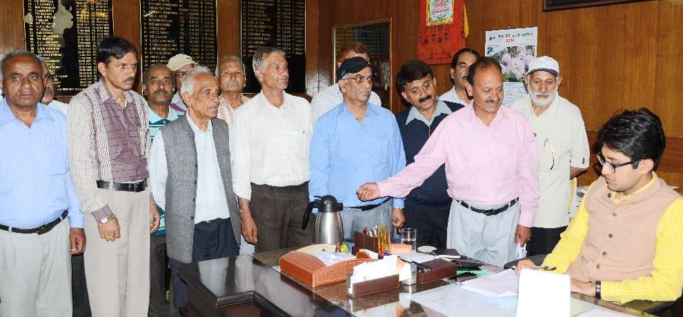 senior citizen meets dc shimla rohan chand thakur