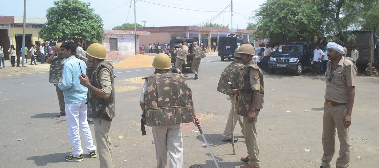 mandee parisar mein do pakshon mein phaayaring, do ghaayal
