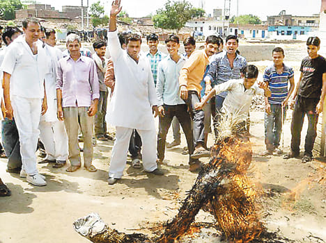 Congressmen demonstrated for water