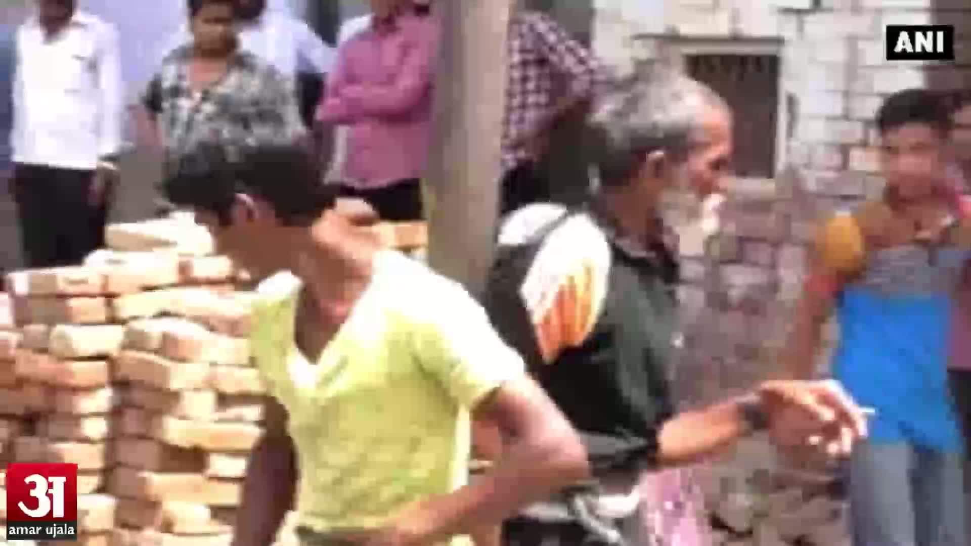 बाप- बेटे की पिटाई