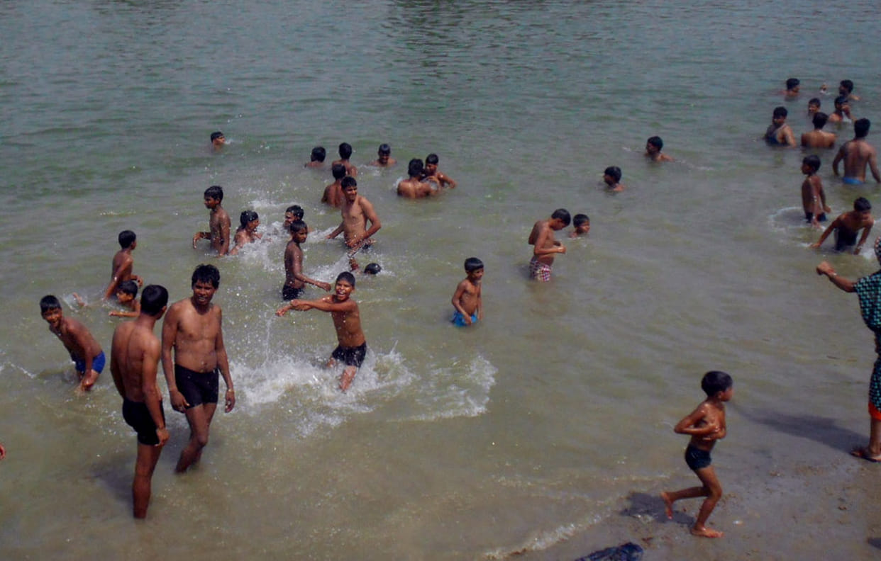umas bharee garmee se log pareshaan