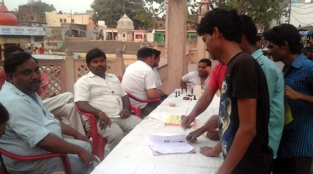 hastaakshar abhiyaan: badee sankhya mein jud rahe log