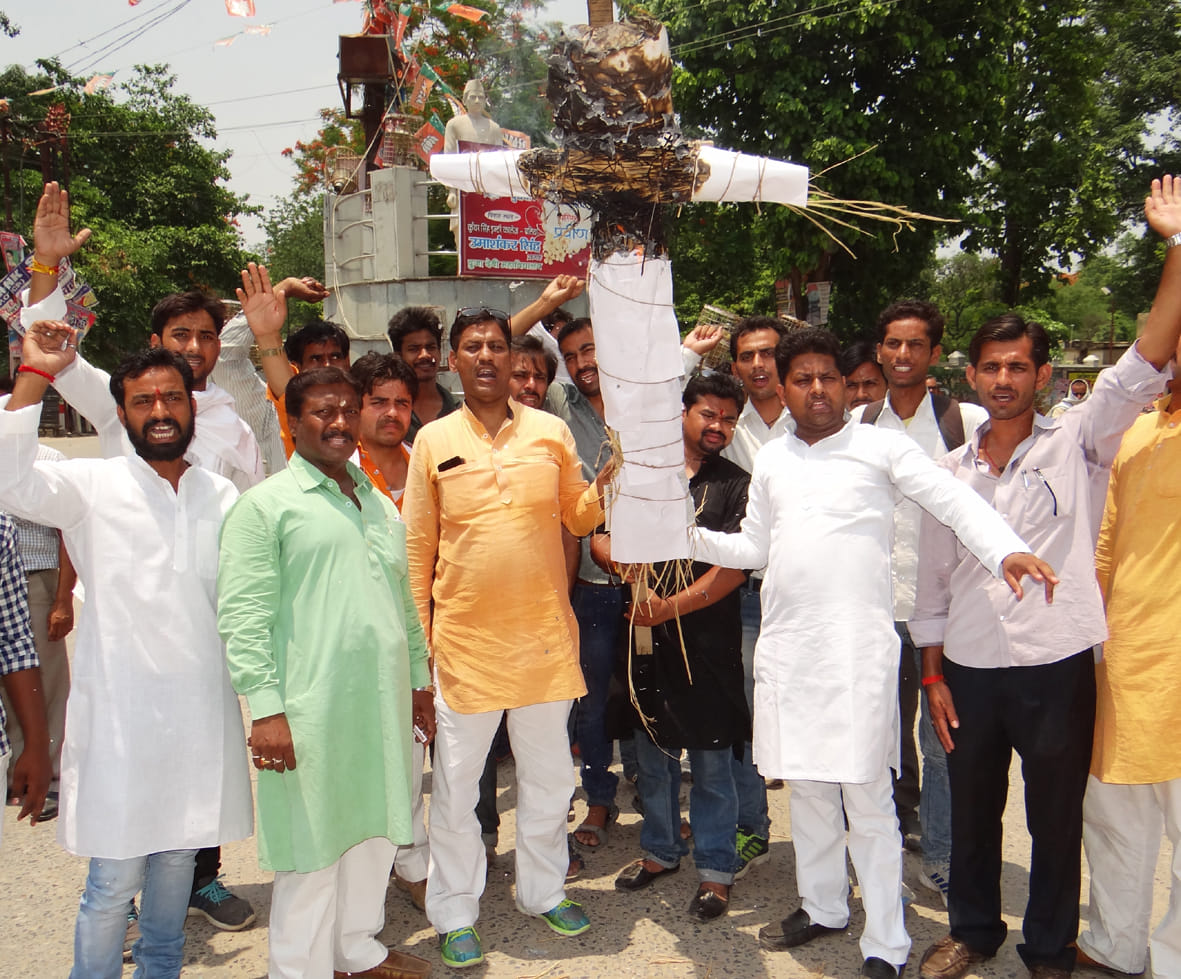 And burnt the effigy of chief minister expressed opposition