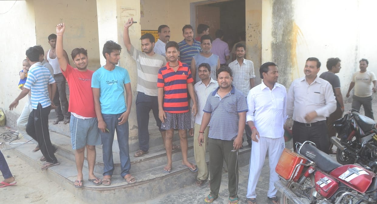 sab steshan par karmachaariyon ko banaaya bandhak