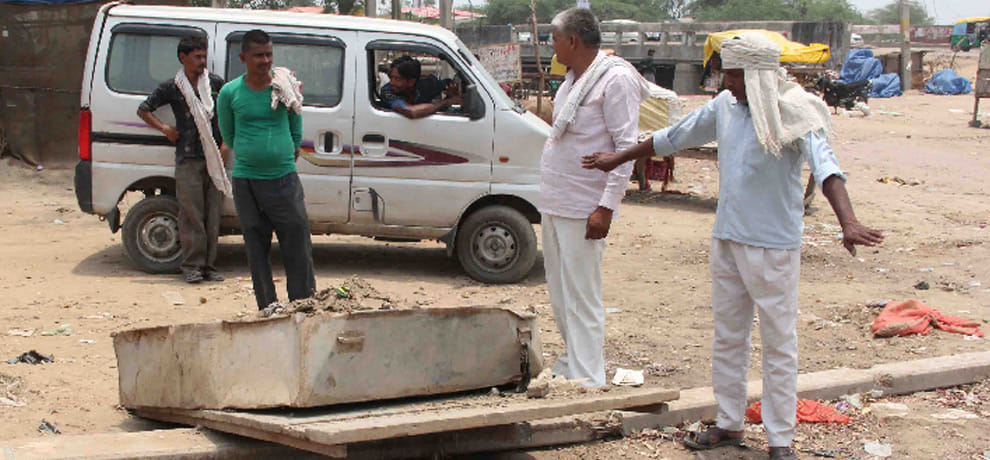 woman talking on mobile fell in manhole died 