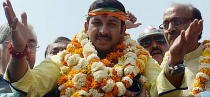 bhojpuri singer took 7 lakh to perform in delhi