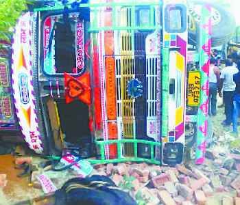 truck overturned, escaped the death of retired ANM