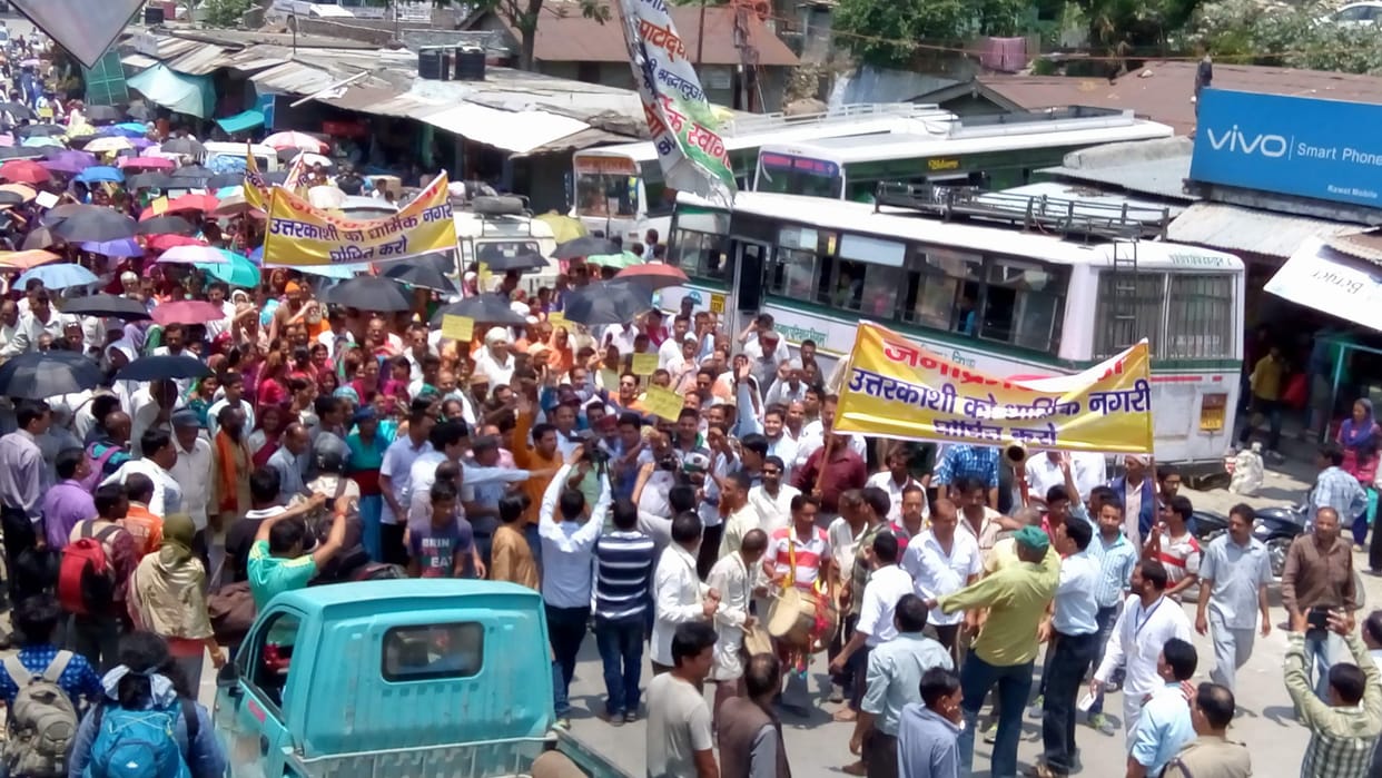 people protest in uttarakashi.