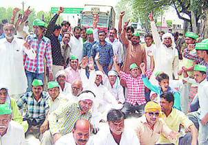 Farmers blocked highway
