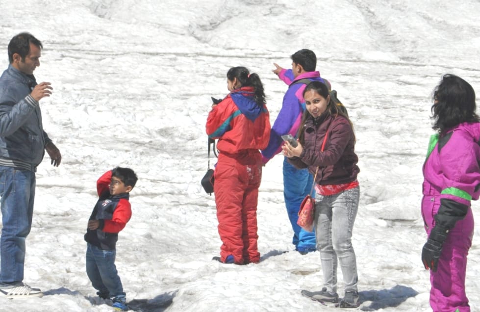 Tourist enjoying at rohtang, relief from heat, live photos.