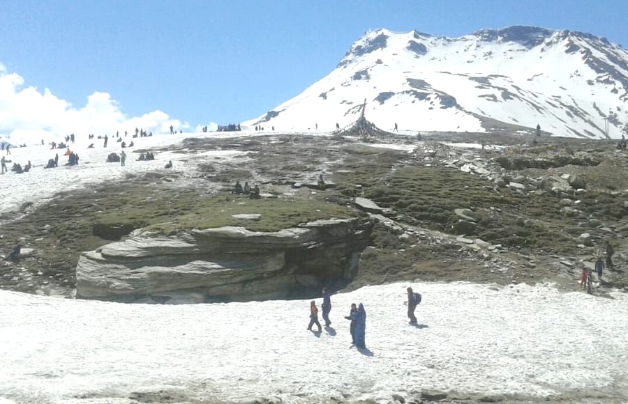 Tourist enjoying at rohtang, relief from heat, live photos.