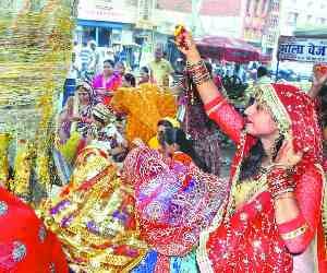 Banyan tree worshiping husband sought longevity
