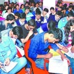 स्कॉलरशिप टेस्ट देते विद्यार्थी