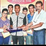 अमर उजाला एजुकेशन फेयर मे कॅरियर विजेता मेधावी छात्र-छात्राएं अपना पुरस्कार प्राप्त करते।