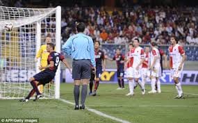 Now will be the referee behind the goal posts