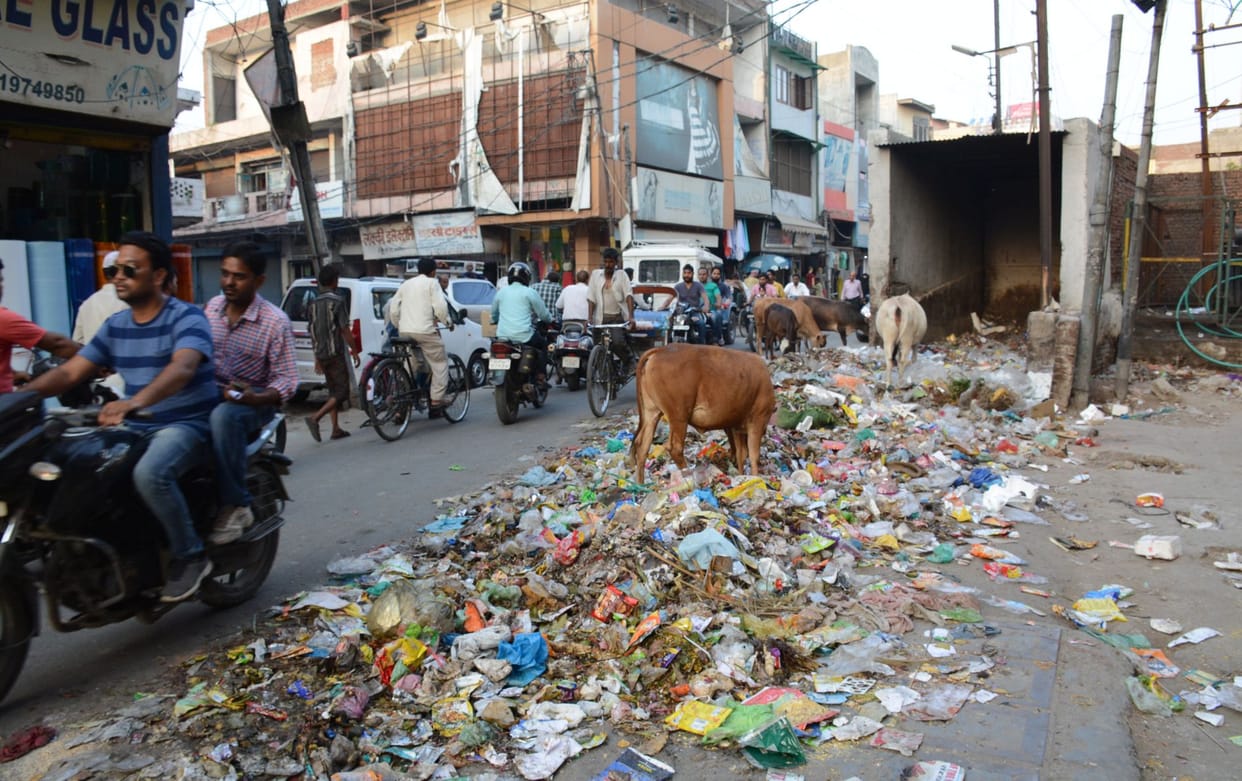 Strike scavengers garbage spread in the city