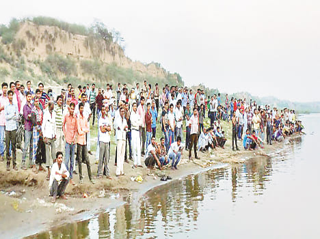 Immersed in the river five, three killed, two missing