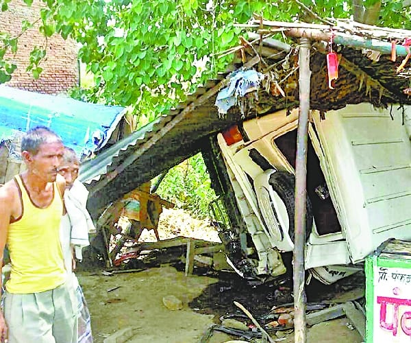 women died in accident,3 injured.