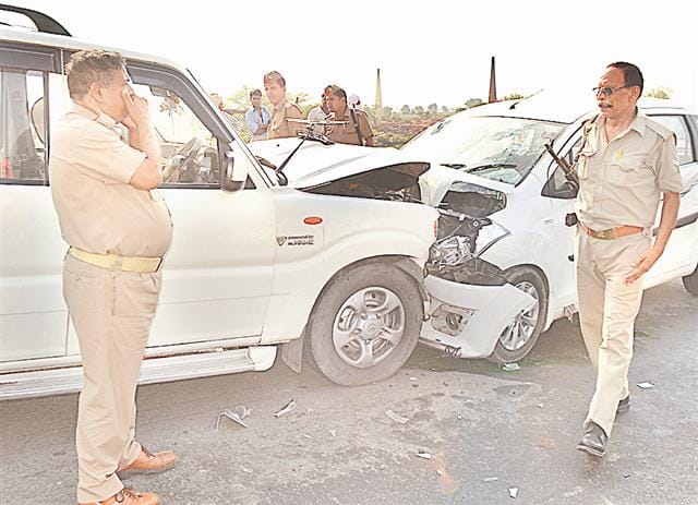 Htisa Scopio - Ertiga , clashed on the bridge , 14 injured