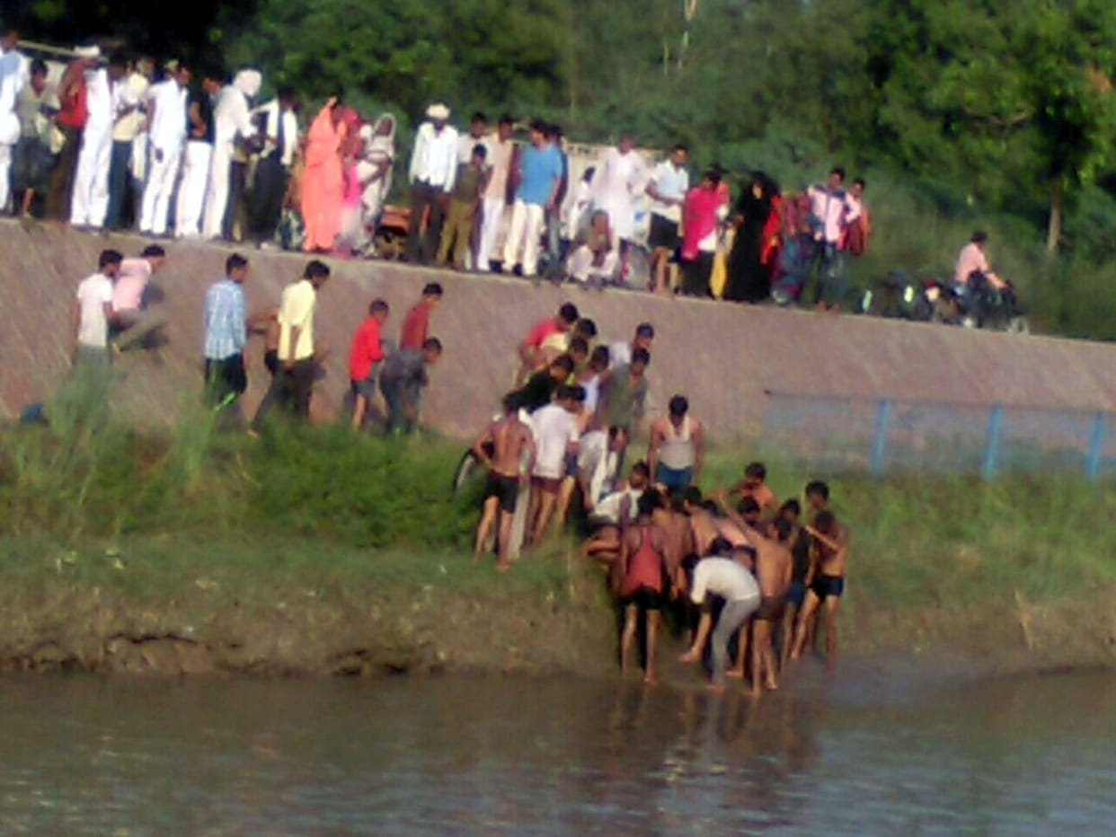 Teens drown in canal death.