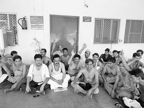 aghoshit katautee ke virodh mein sadak par utare saphaee