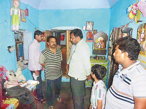 thief took 8 lac from house  