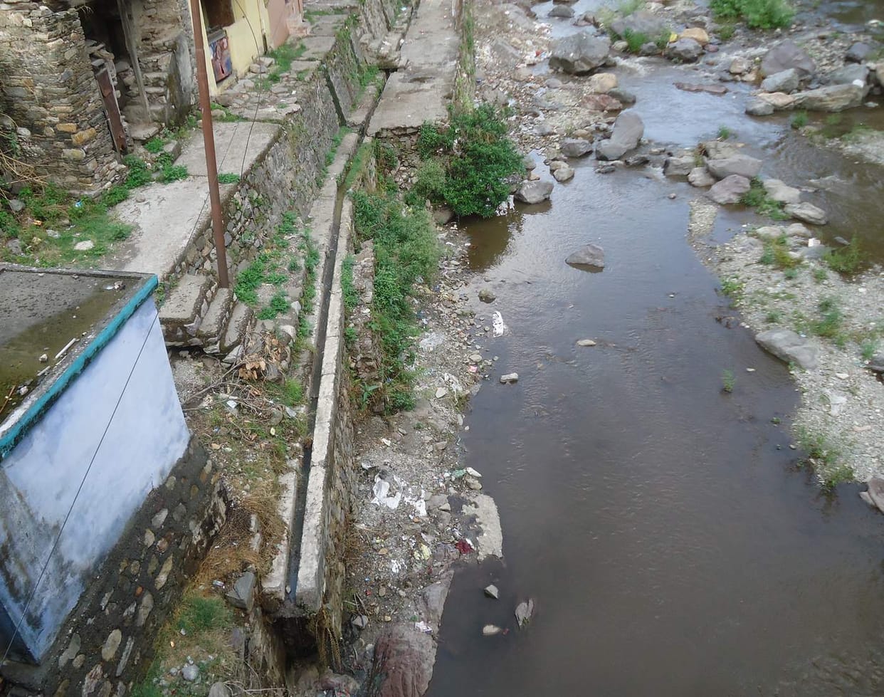 crack flood protection wall, buildings at risk