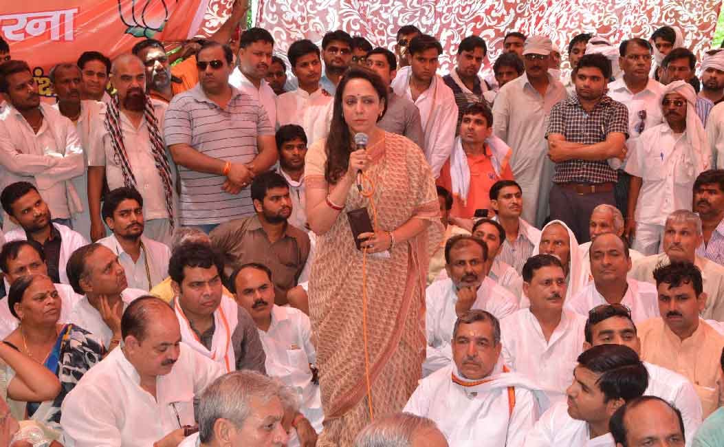 Protest of bharatiya janata party in mathura and lucknow in context of jawahar bagh issue,