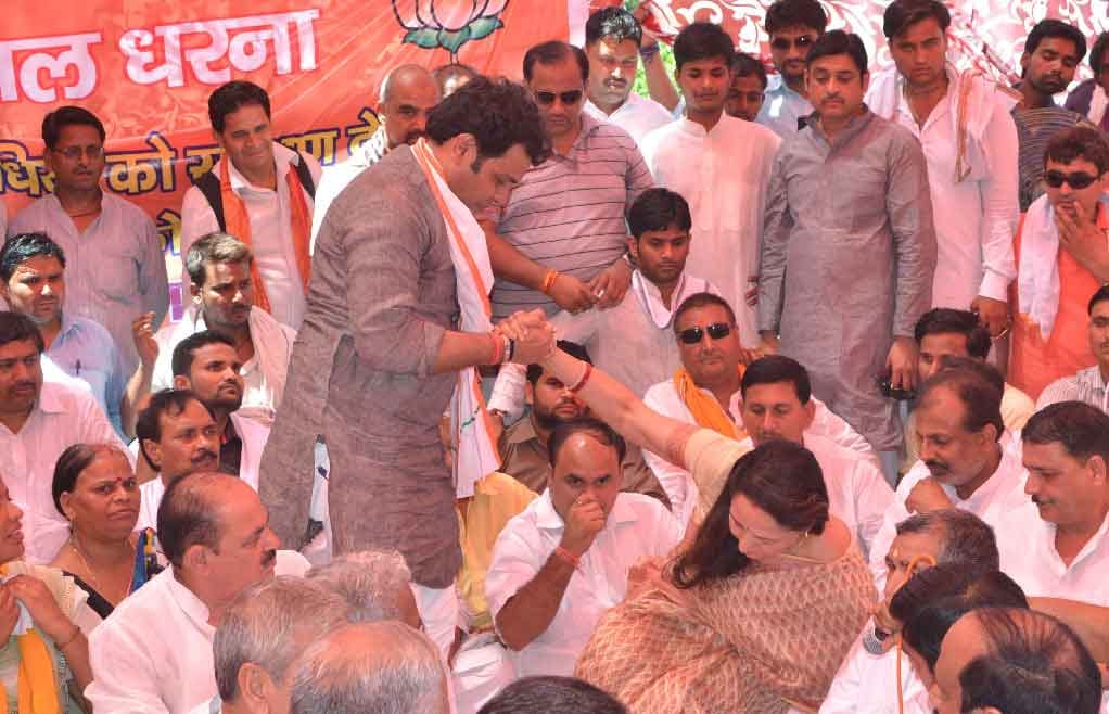 Protest of bharatiya janata party in mathura and lucknow in context of jawahar bagh issue,
