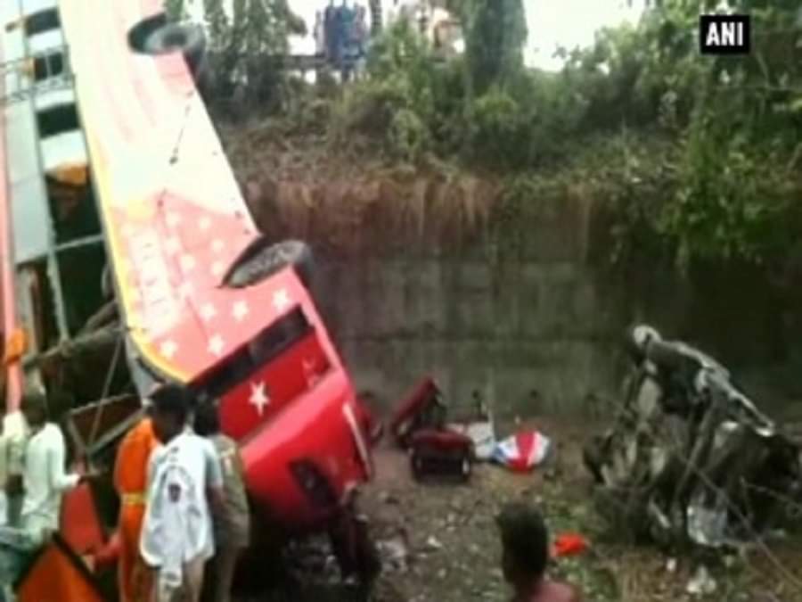 मुंबई-पूणे एक्सप्रेस हाइवे हादसा