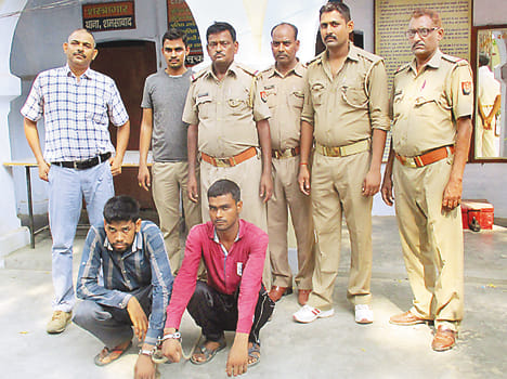  police  ke hatthe chadhe do lutere