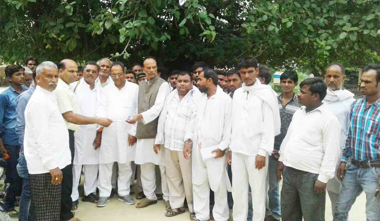 Congress workers perform