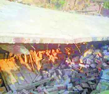 The roof of the house collapsed, three injured
